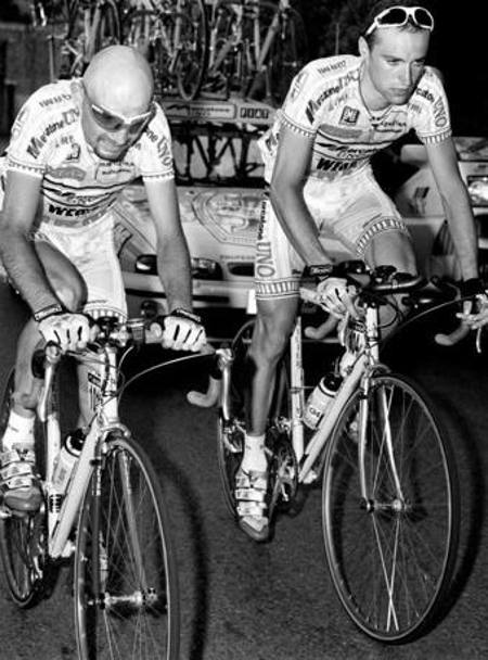 Durante la terza tappa del Giro d&#39;Italia &#39;97  a causa di un gatto cade nella discesa del valico di Chiunzi. Conclude la tappa, in foto con Stefano Garzelli. Poi in ospedale scopre di avere una lacerazione muscolare alla coscia sinistra. Penazzo